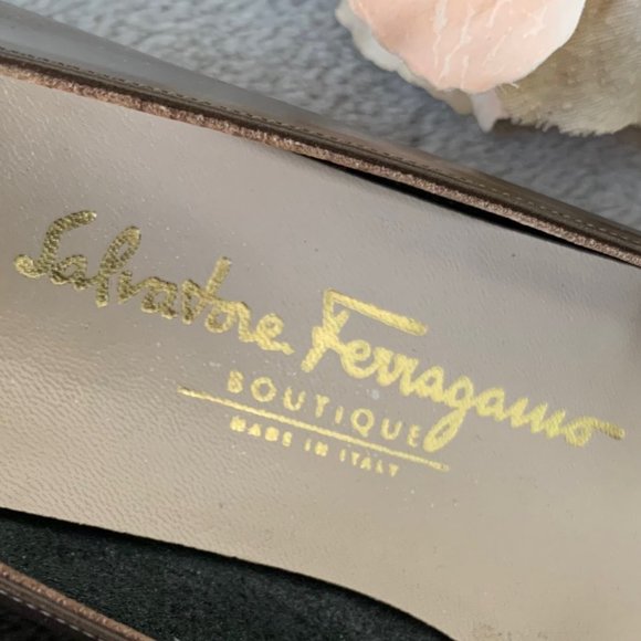 Ferragamo Vara Bow Pump - Picture 2 of 8